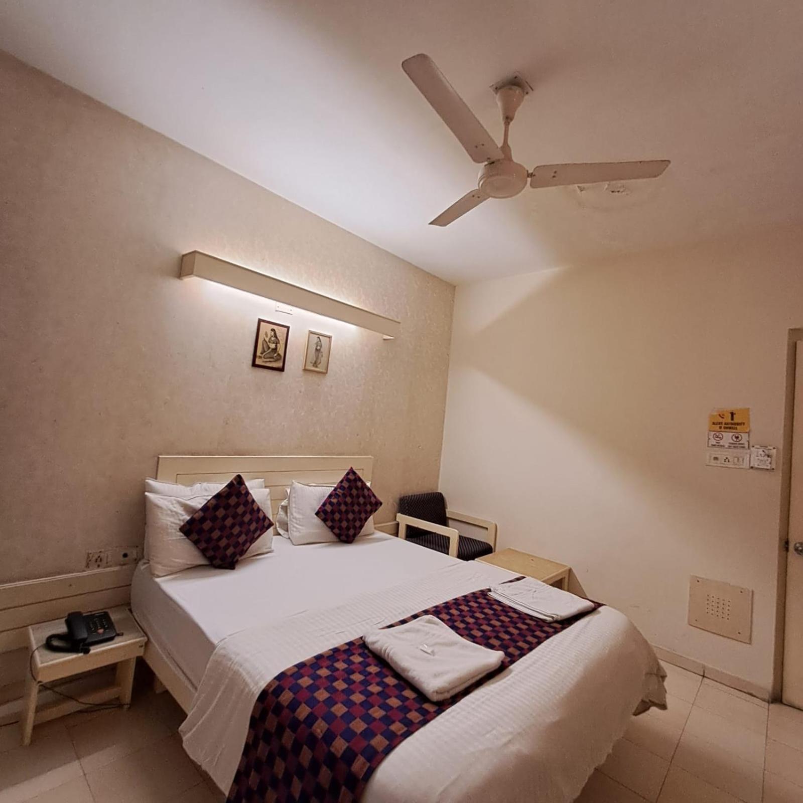 Hotel Tulsi Vadodara Kültér fotó