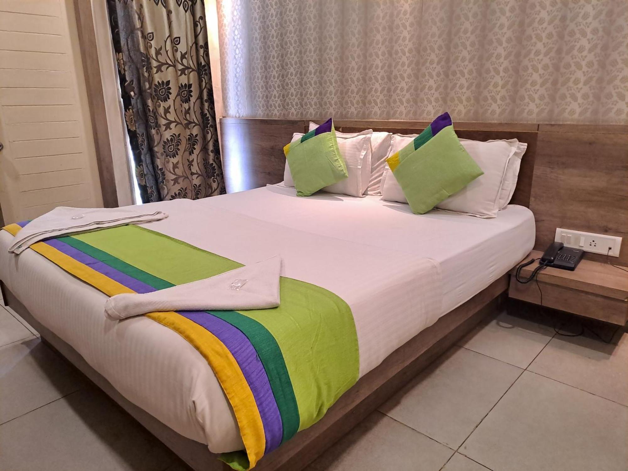 Hotel Tulsi Vadodara Kültér fotó