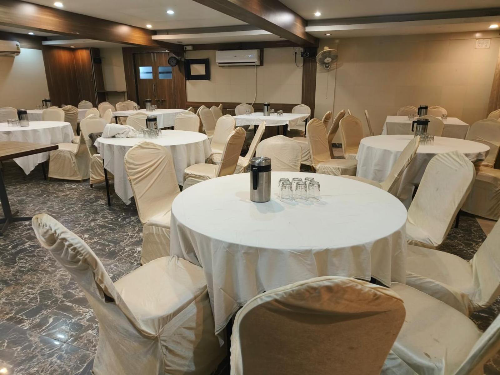 Hotel Tulsi Vadodara Kültér fotó