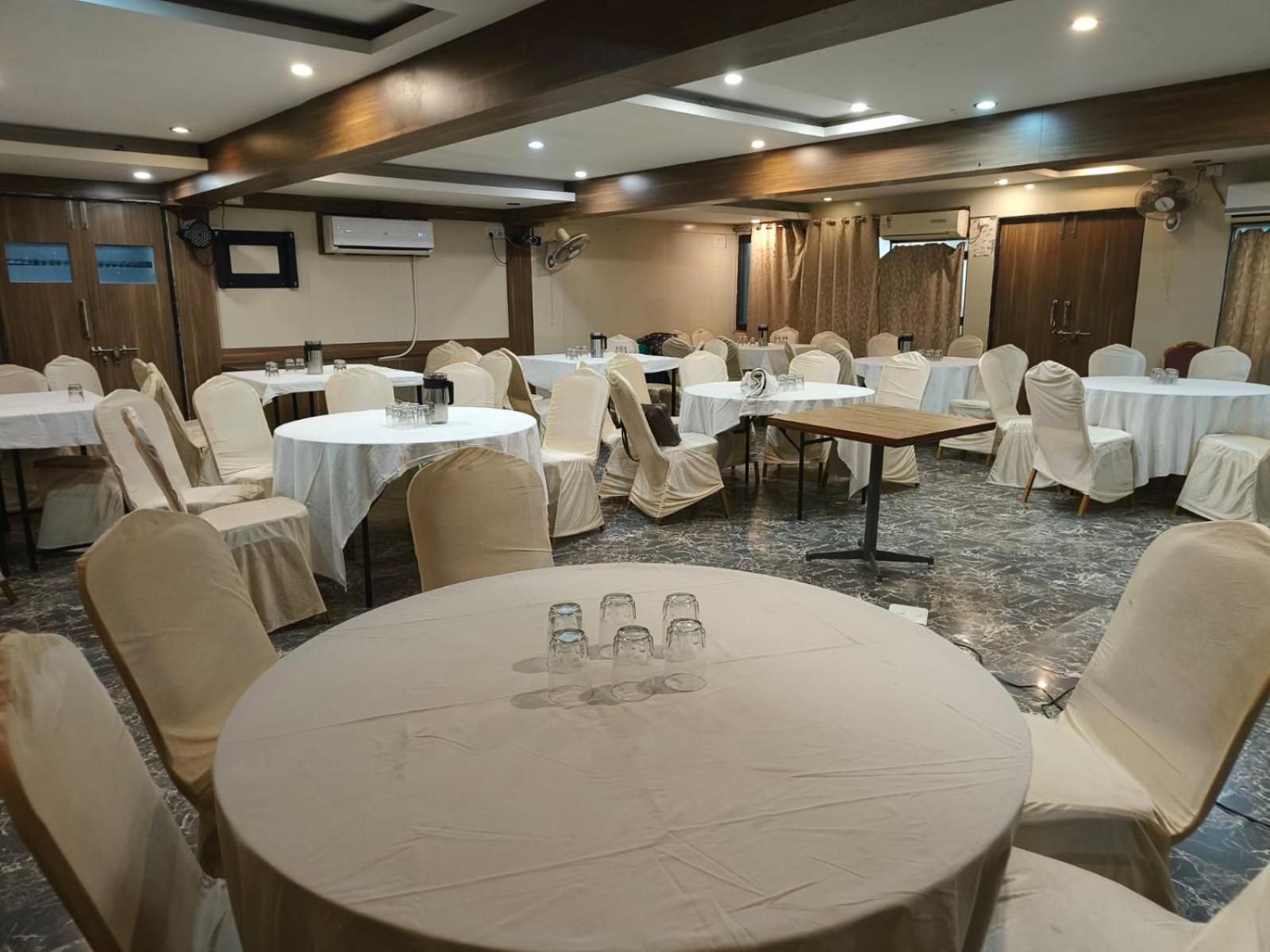Hotel Tulsi Vadodara Kültér fotó