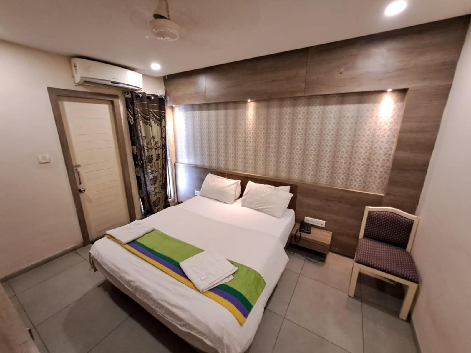 Hotel Tulsi Vadodara Kültér fotó